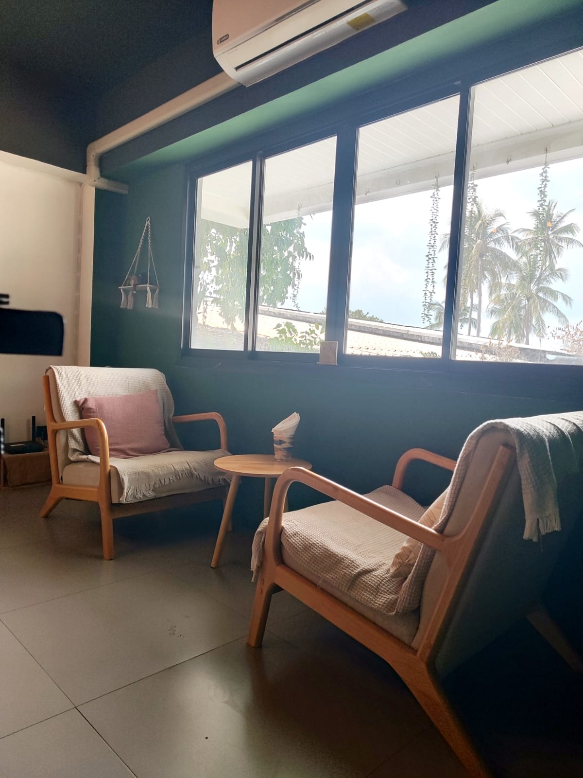 Gemütlicher Innenbereich des MonAmi Cafés auf Koh Samui